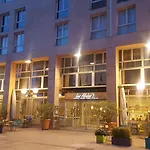 Ibis Styles Centre Port Hotel 3*