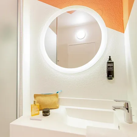 Ibis Styles Centre Port 3*