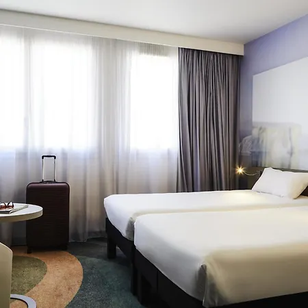 Ibis Styles Centre Port Hotel Tolone